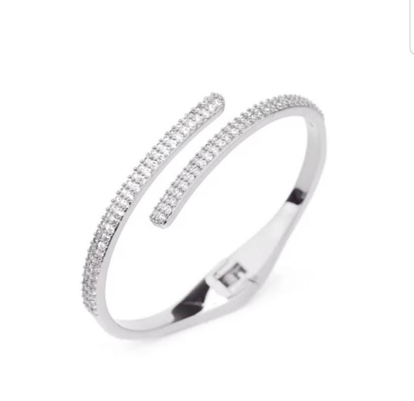 DiamondVeneer Fashion’s Face Off Zirconite Cubic Zirconia Stainless Steel Hinged Bangle Bracelet.812B299 features two parallel rows of sparkling stones set in silver stainless steel, shown against a plain white background.