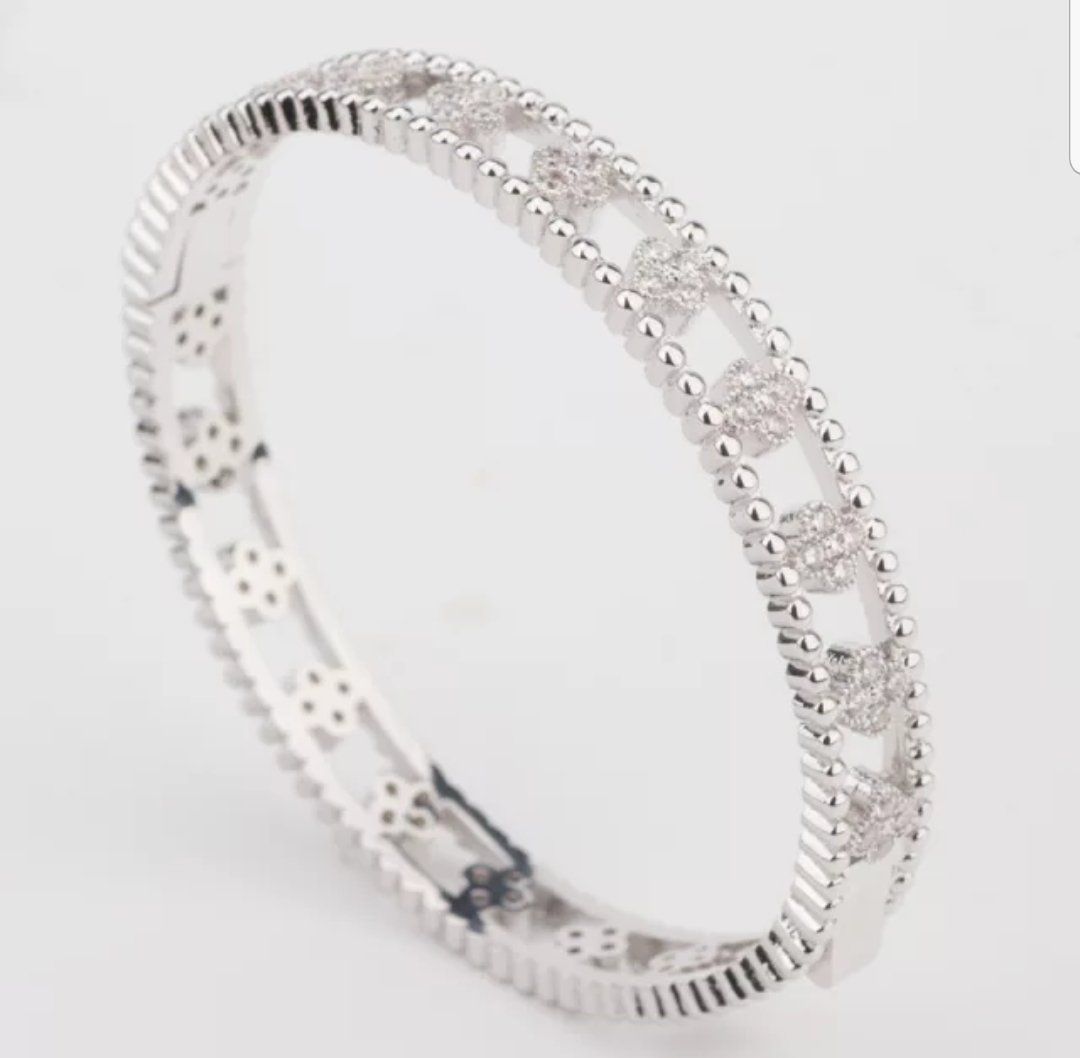 Clover stations Zirconite Cubic Zirconia Bangle Bracelet.655B1080