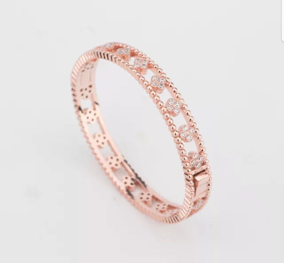 Clover stations Zirconite Cubic Zirconia Bangle Bracelet.655B1080