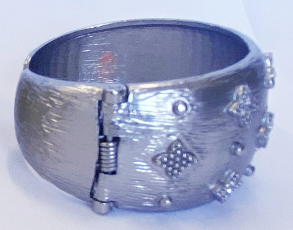 Zirconite wide hinged Bangle Bracelet. 500B7140 | DiamondVeneer Fashion