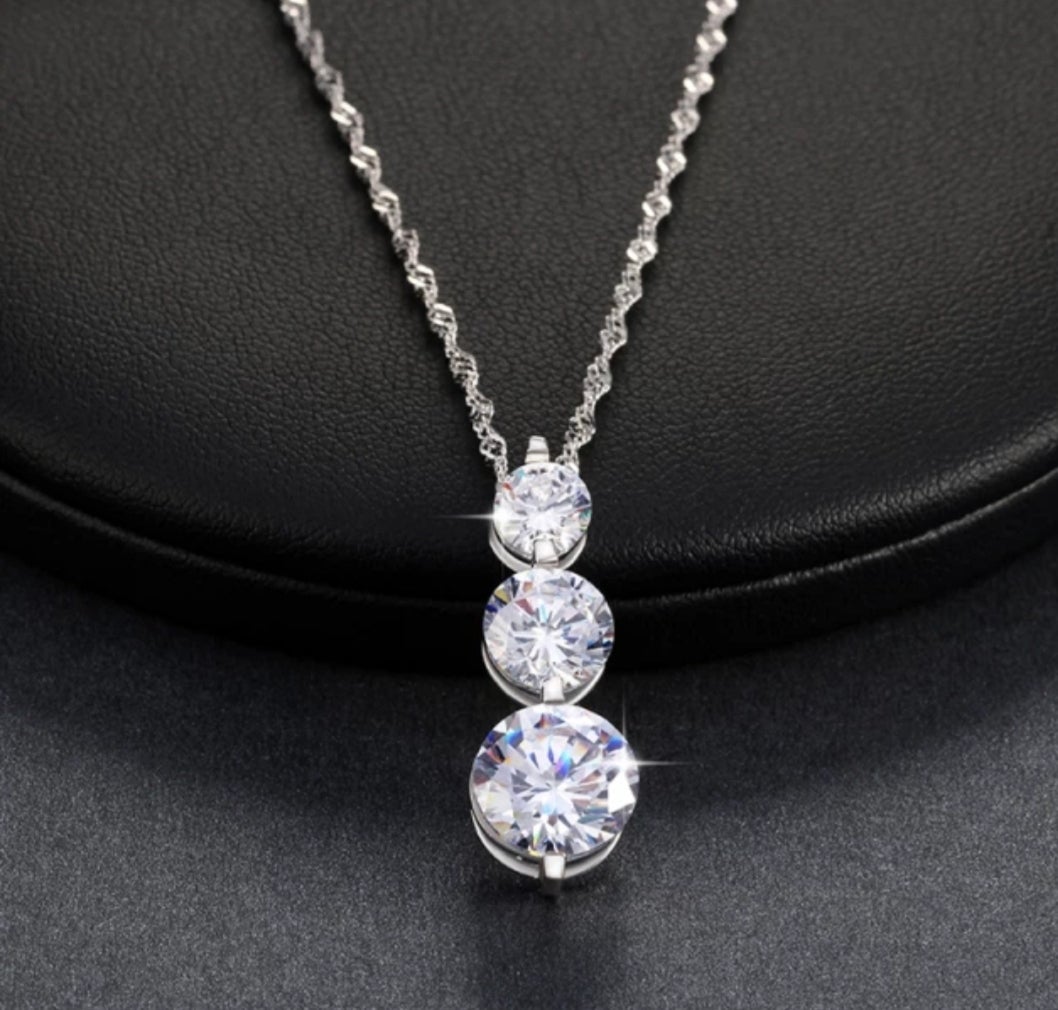 4CT TW Diamond Veneer Cubic Zirconia three Stones Pendant2